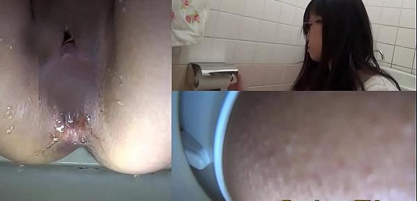  Japanese babes filmed pee